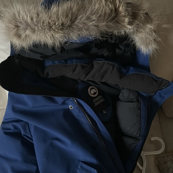 Canada Goose Jacket in blue. Lightly used. Perfect for Canadian winters - Picture 4 of 4